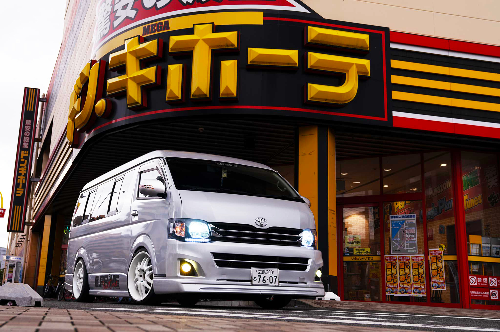 A futárok álma: Toyota Hiace versenyfurgon
