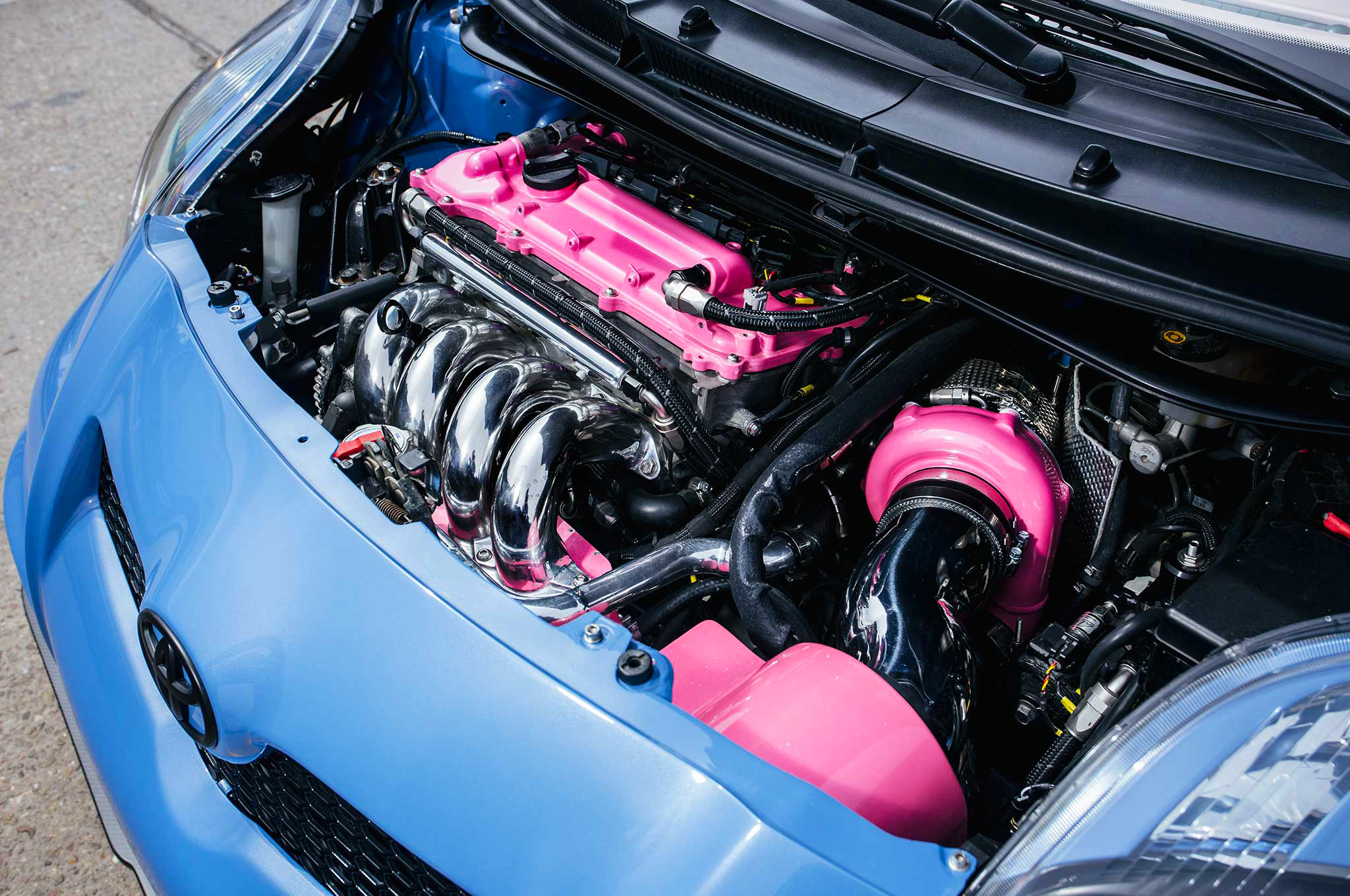 Nem tipikus leányálom; ilyen a 400 lóerős Blue Pink Toyota Yaris