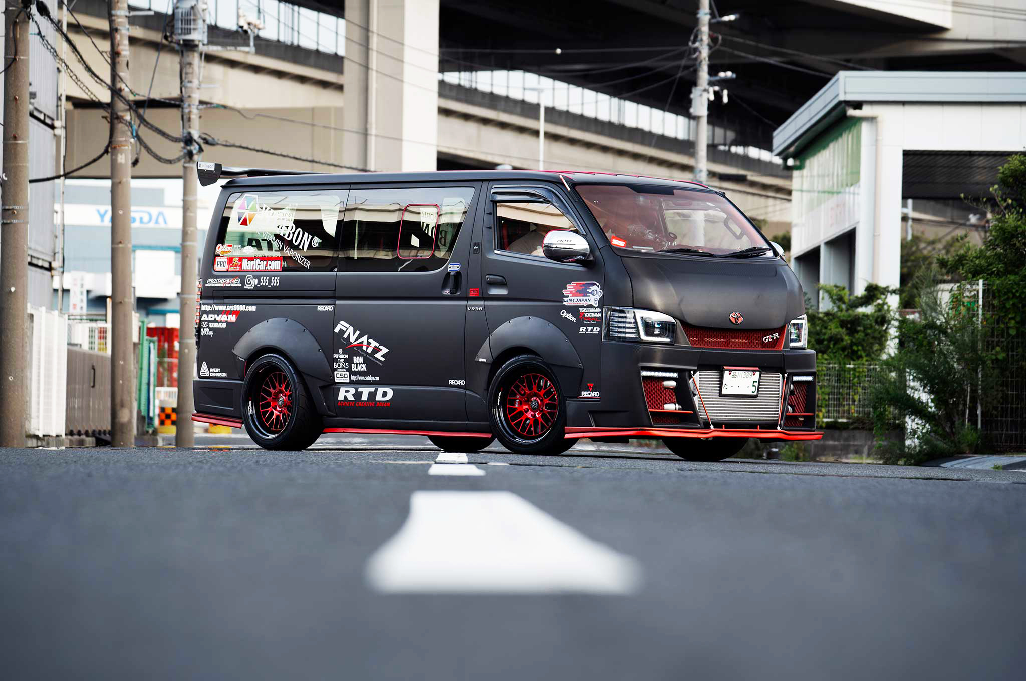 A legdurvább Toyota furgon, amelyben Godzilla-szíve dobog