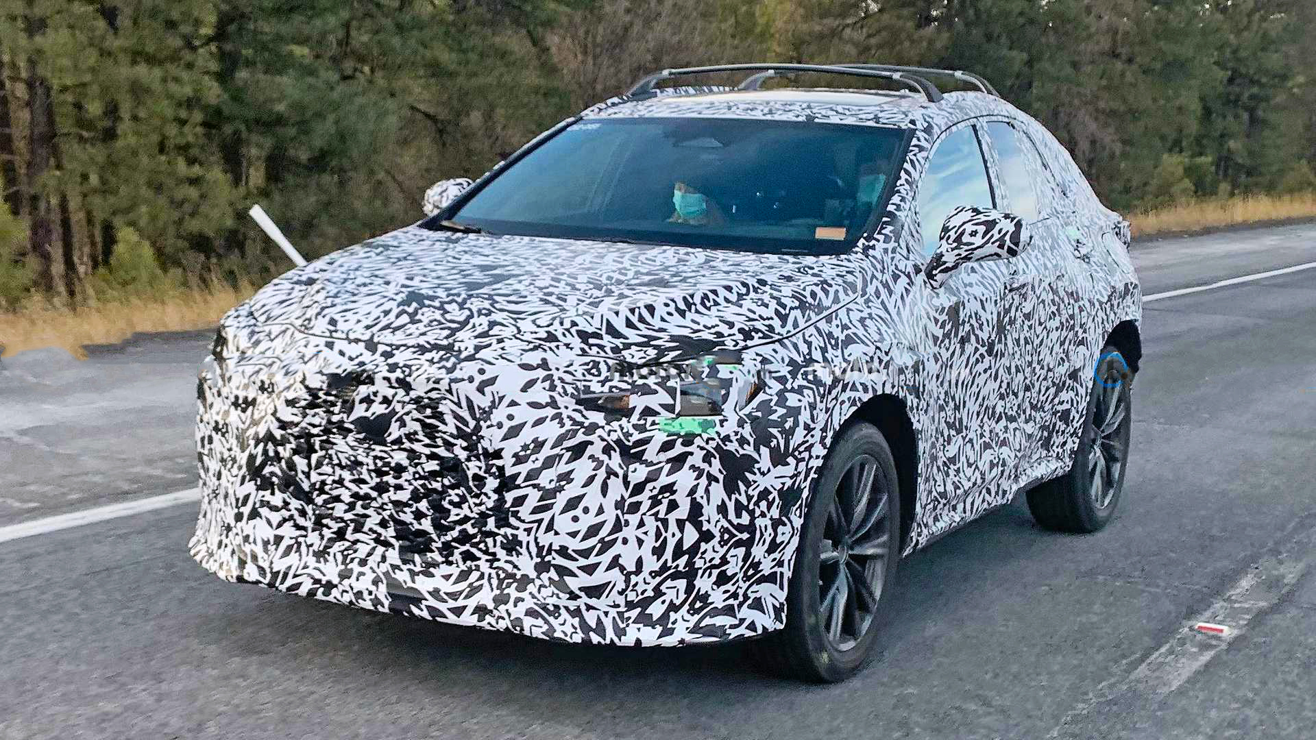 Már közúton tesztelik a Lexus új középkategóriás szabadidőjárművét 
