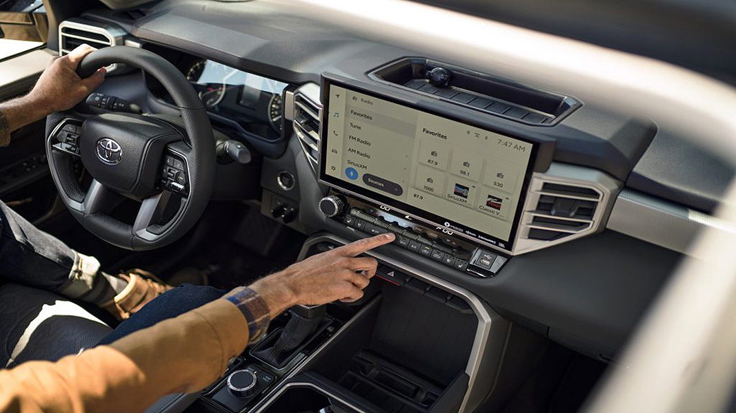 Teljesen átdolgozza fedélzeti infotainment-rendszereit a Toyota-csoport