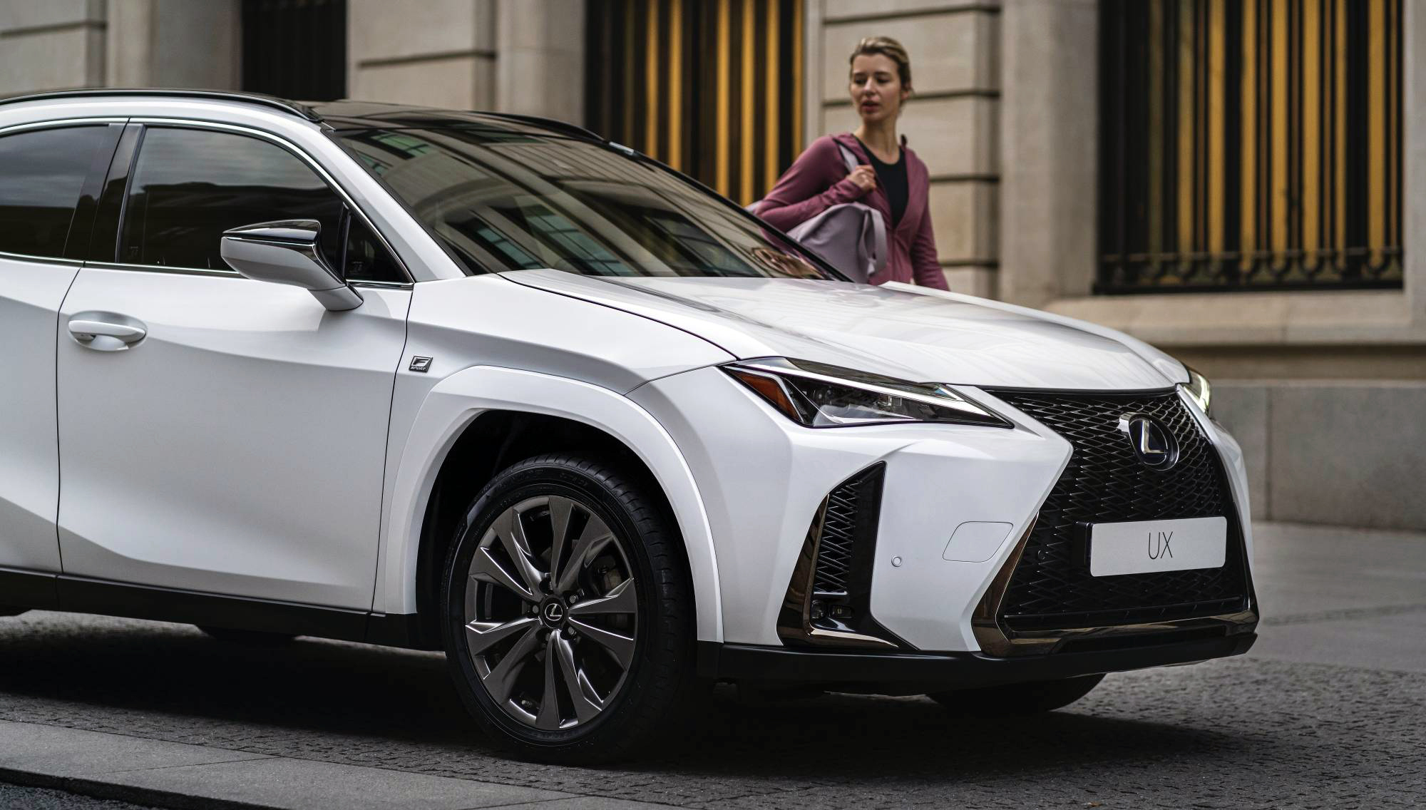 Vadonatúj hajtásláncot kap a Lexus UX