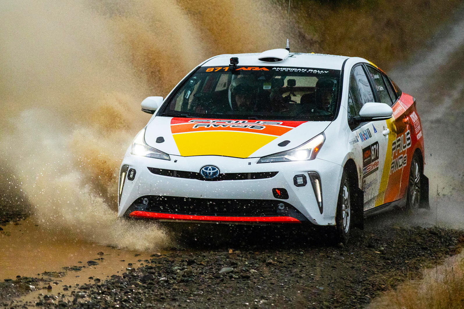 Látott már gyári Toyota Prius raliautót? Pedig létezik!