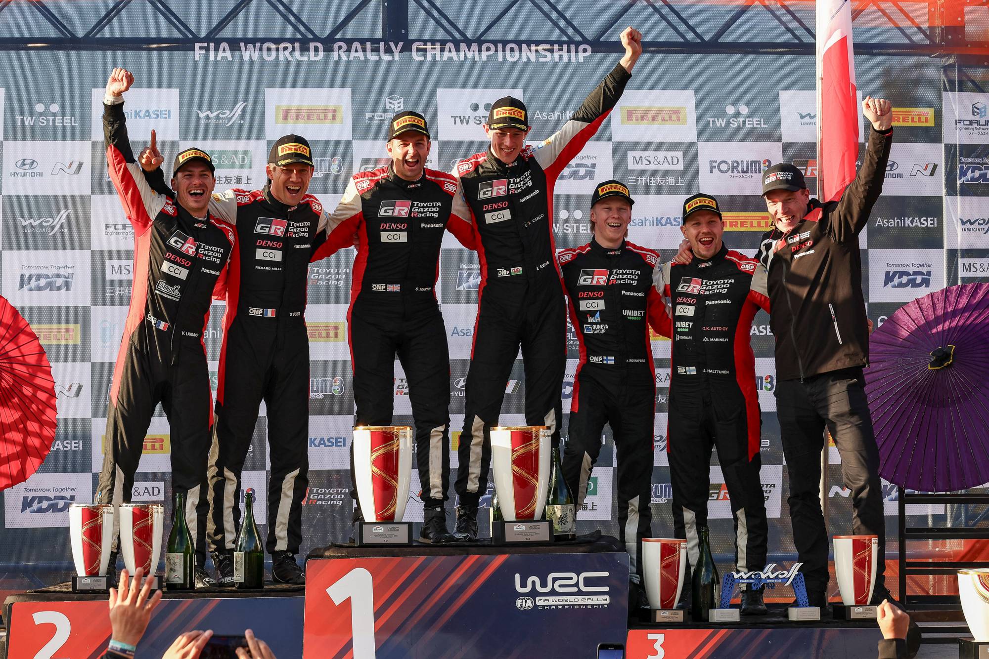 Hármas győzelmet aratott a Toyota a Japán-ralin, Evans nyerte a szezonzárót