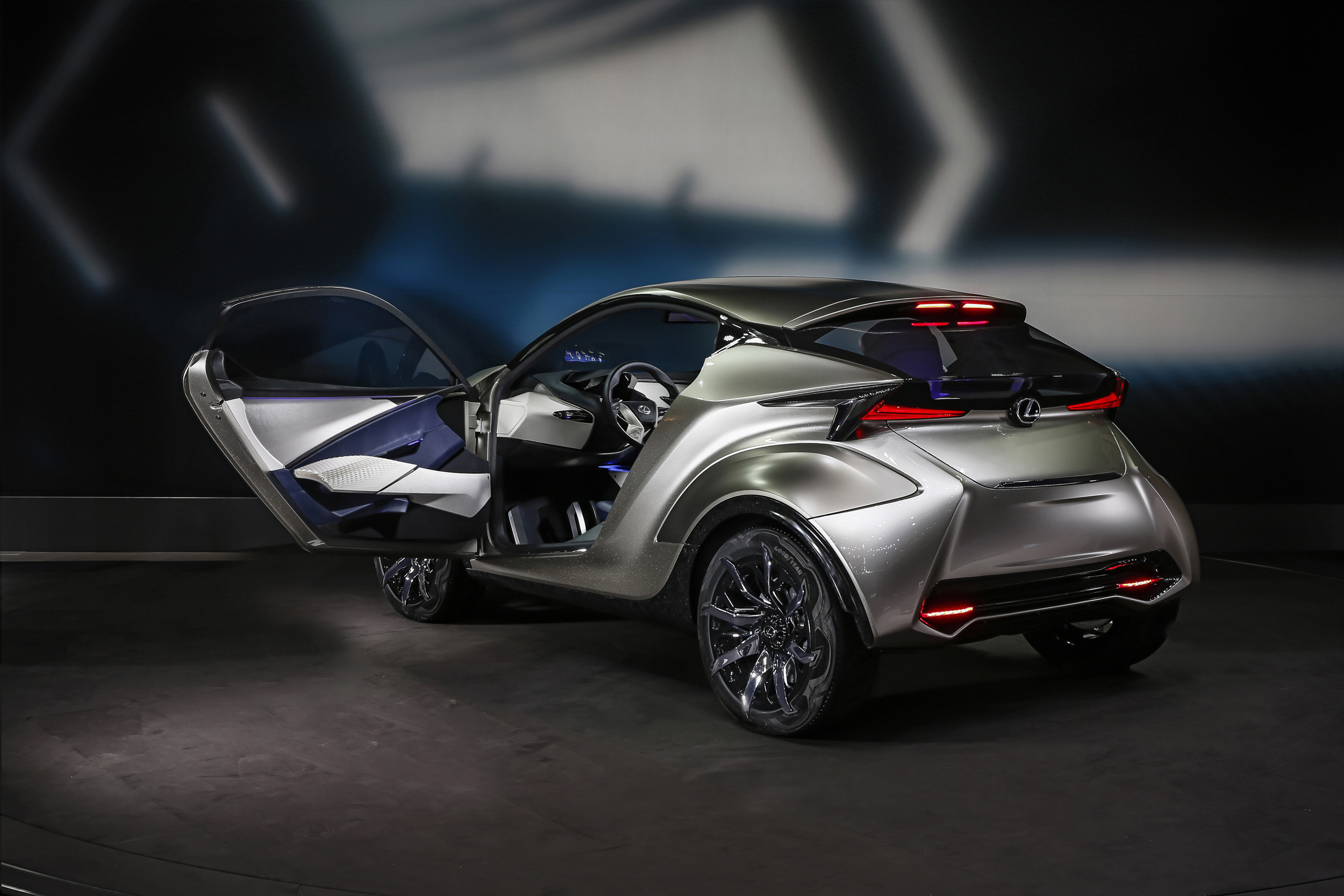 Heteken belül érkezhet a Lexus első villanyautója