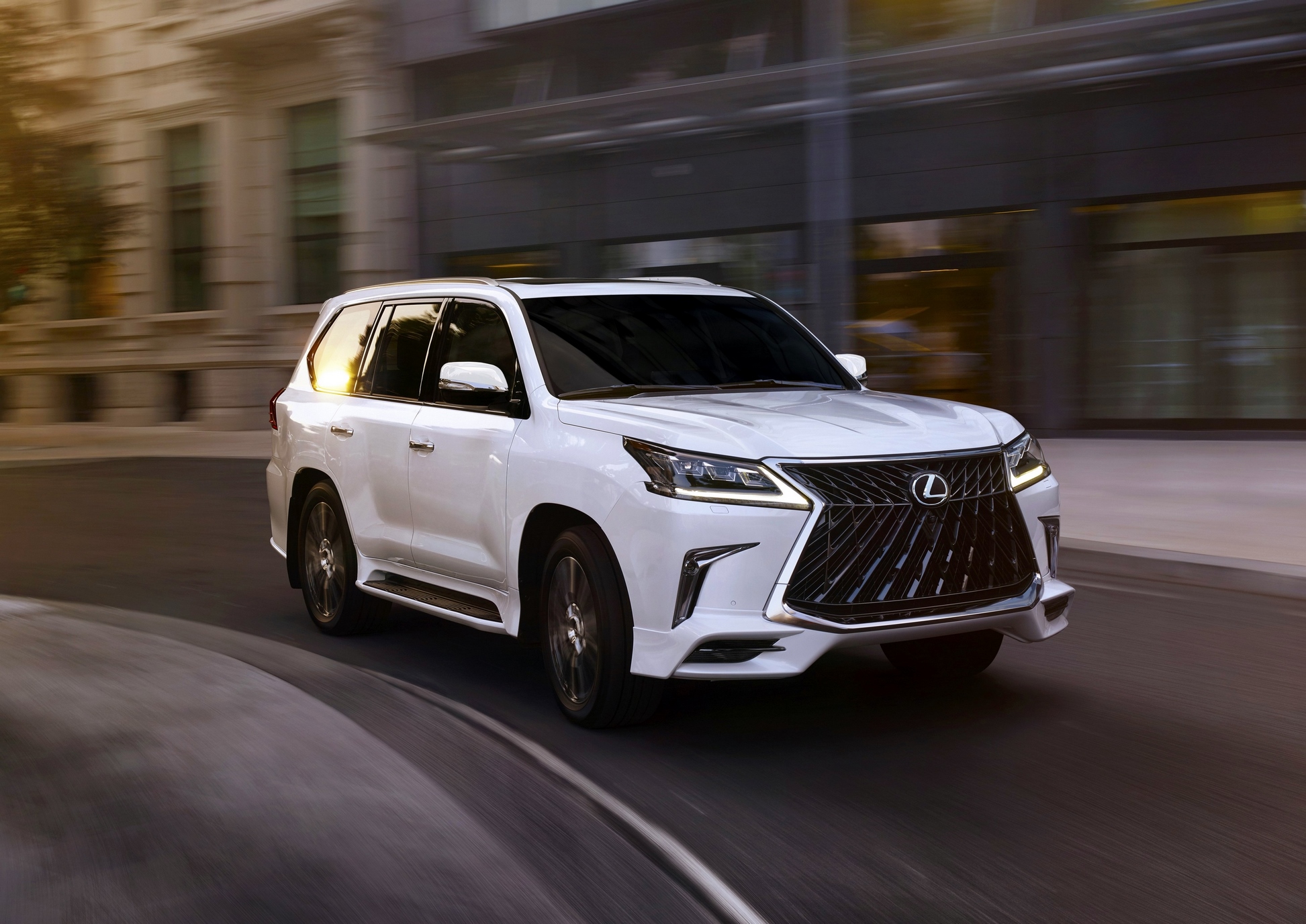 Lexus LX sport: luxusterepjáróból faragtak sportautót