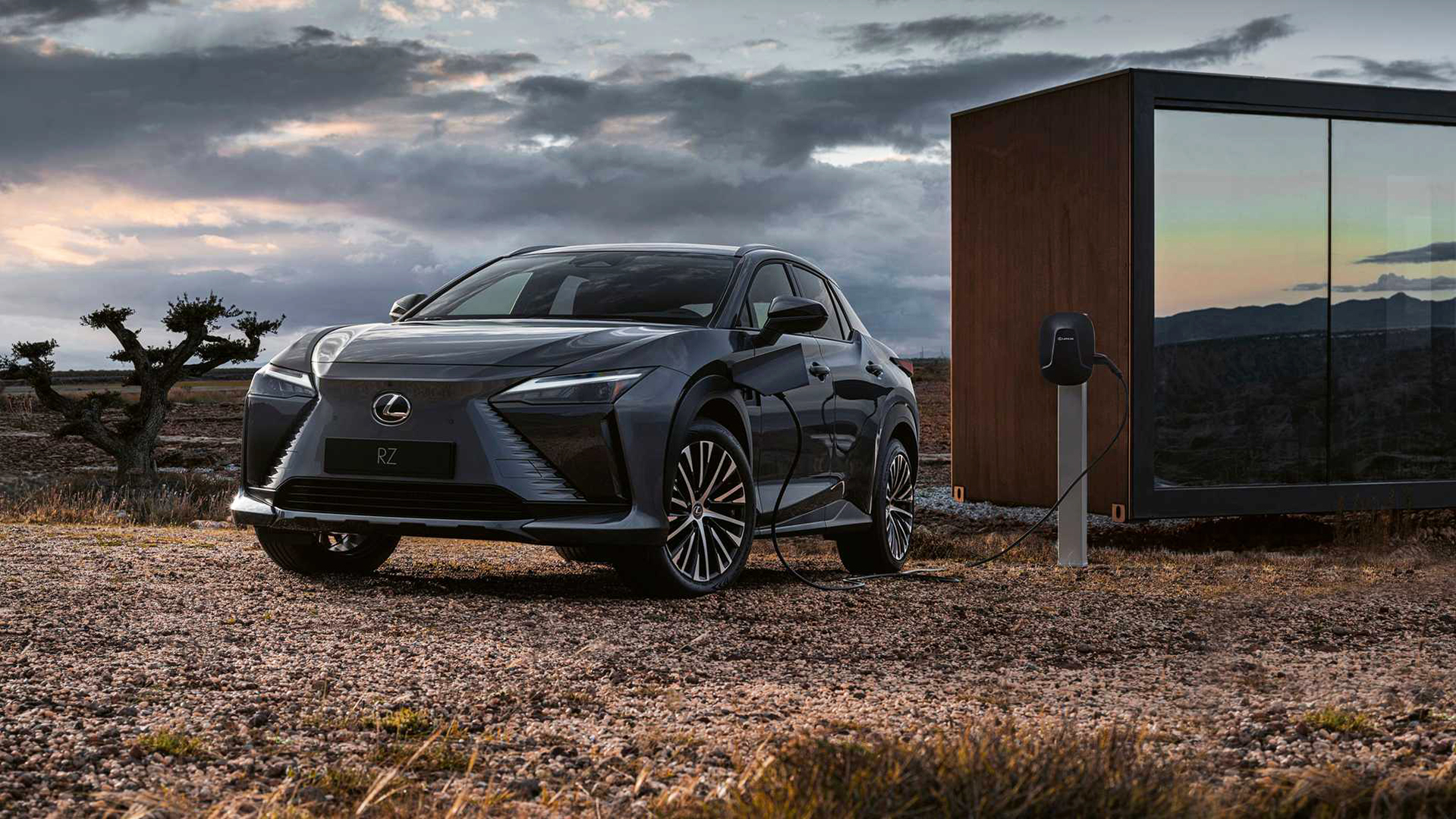 Jönnek az ultra gyorsan tölthető elektromos Lexusok