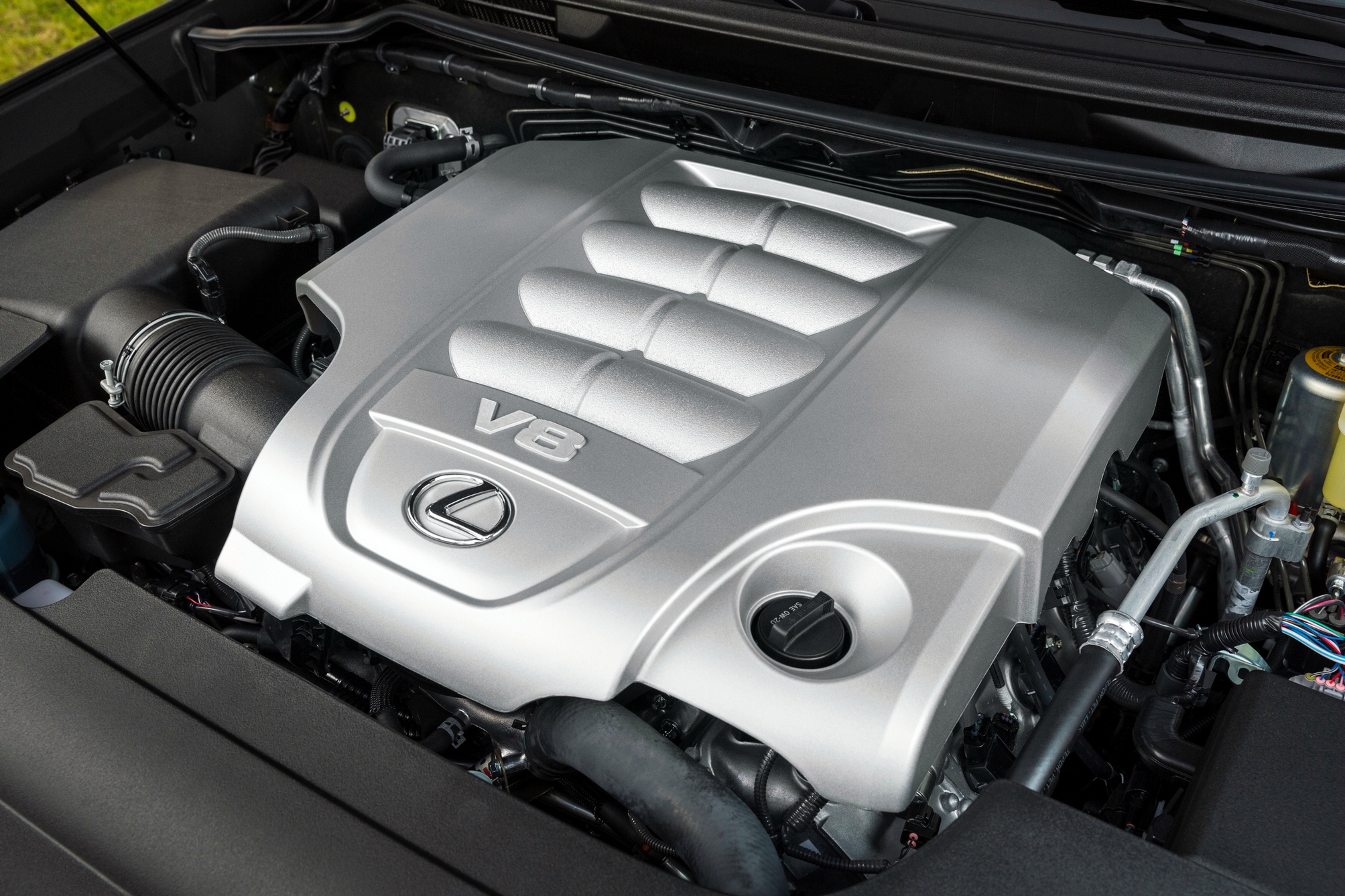 Különleges hajtáslánccal debütálhat a Lexus új generációs óriás-terepjárója