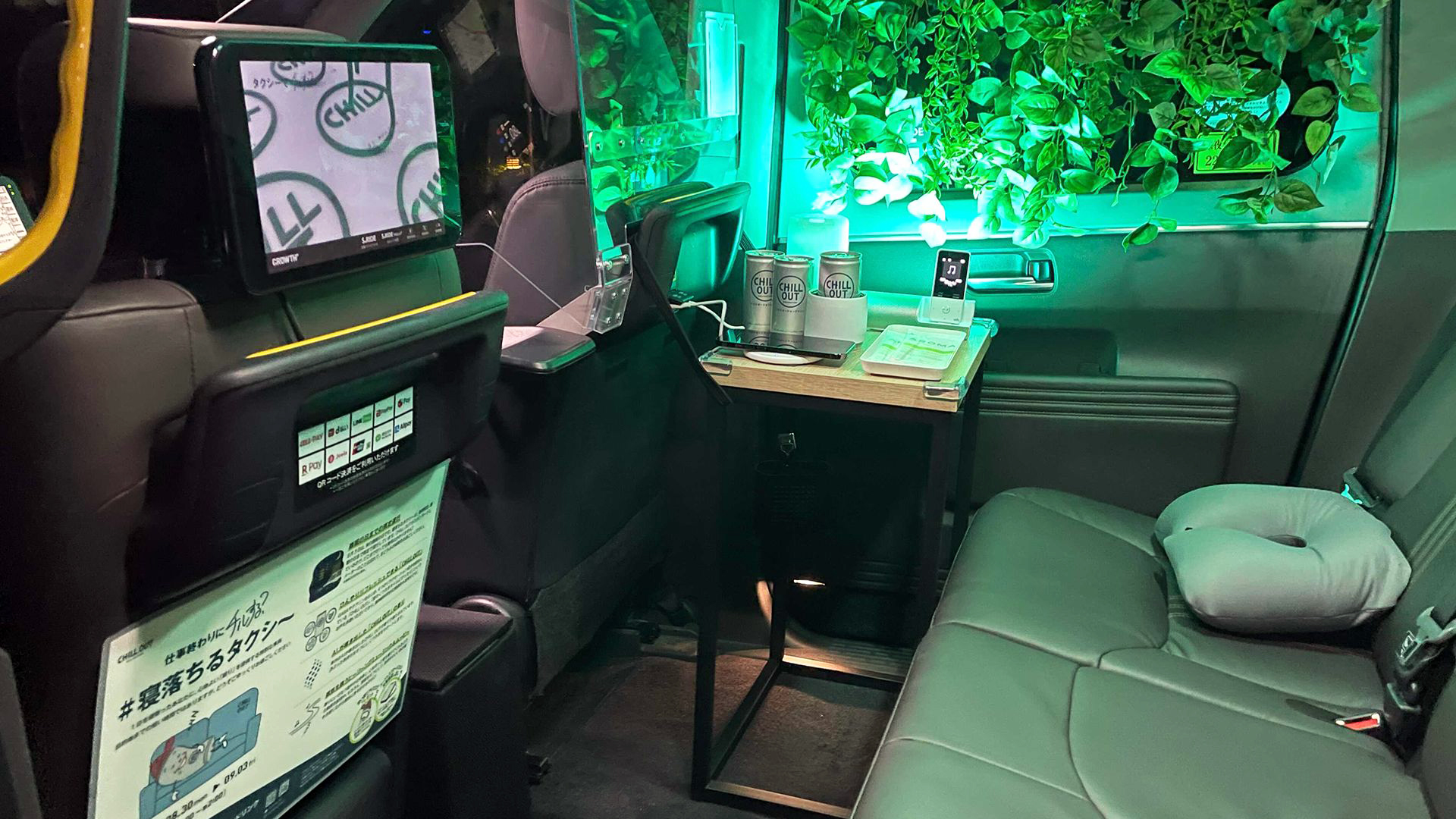 Kényelmes alvóhelyet biztosító Toyota taxikban utazhattak tizenöt napon át a tokióiak