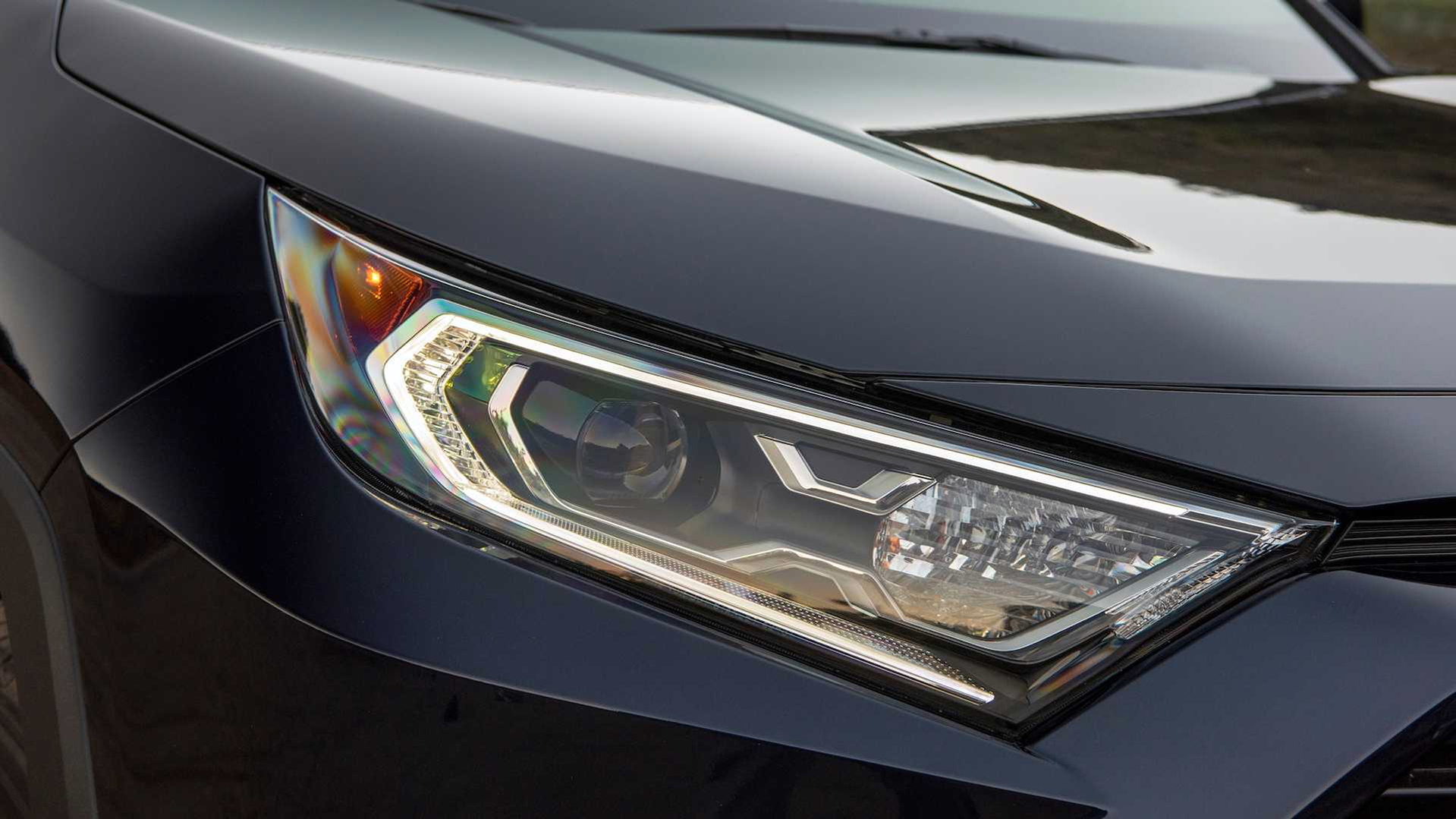 Az Egyesült Államok engedélyezte az adaptív fényszórókat a Toyota kérvényének köszönhetően