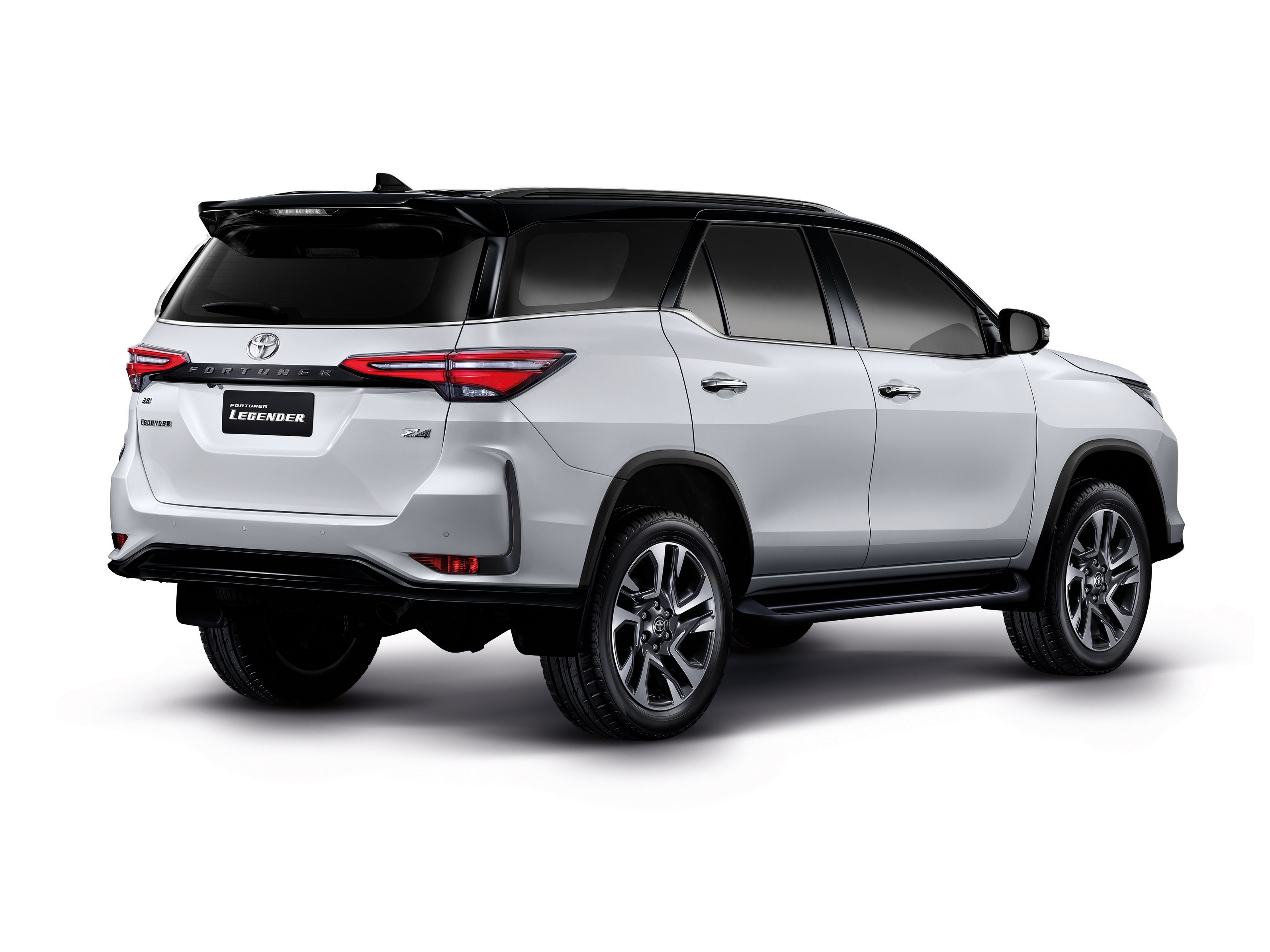 A Hilux hajtásláncával erősít a hétüléses Toyota