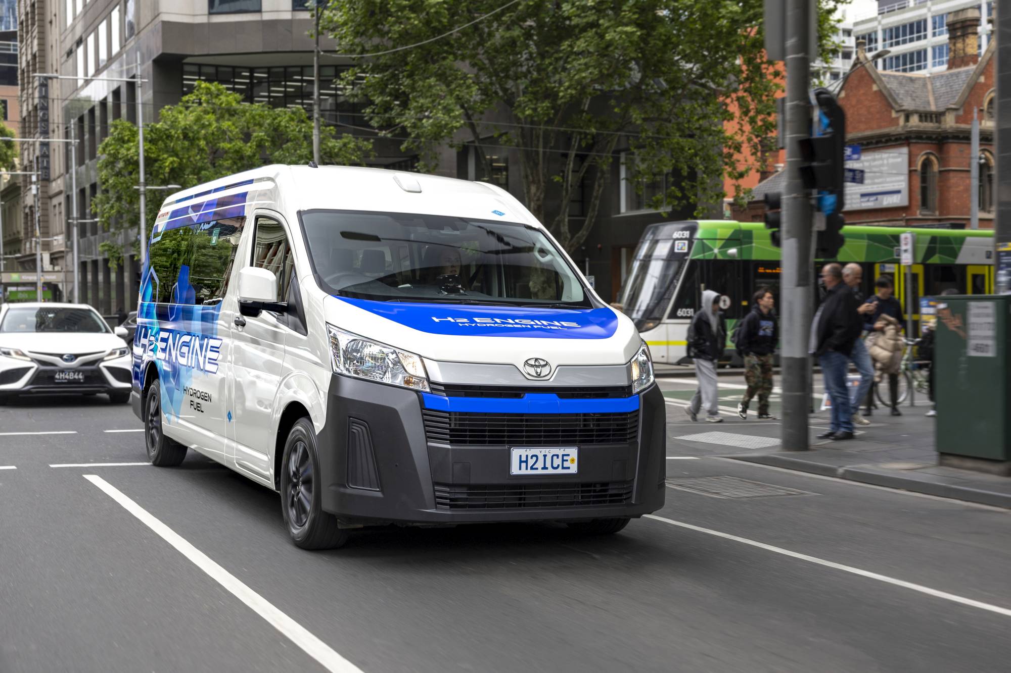 Hidrogénüzemű V6-os motort kapott a Toyota Hiace 