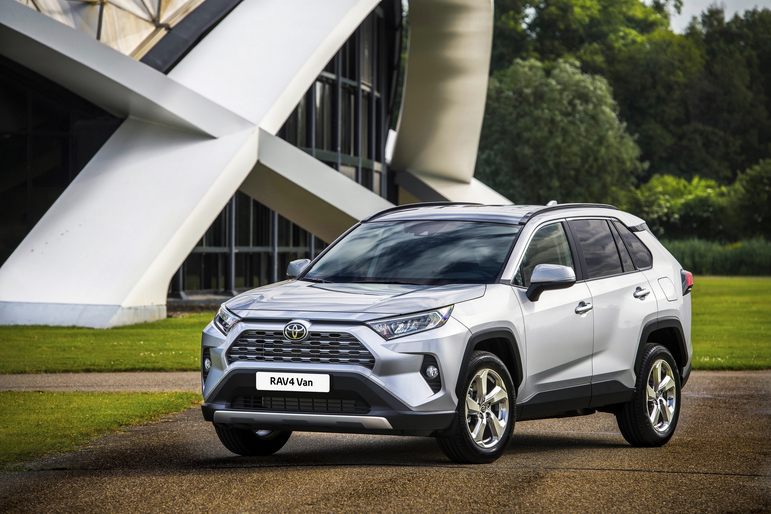 Már hibrid kisáruszállító változata is van a Toyota RAV4-nek