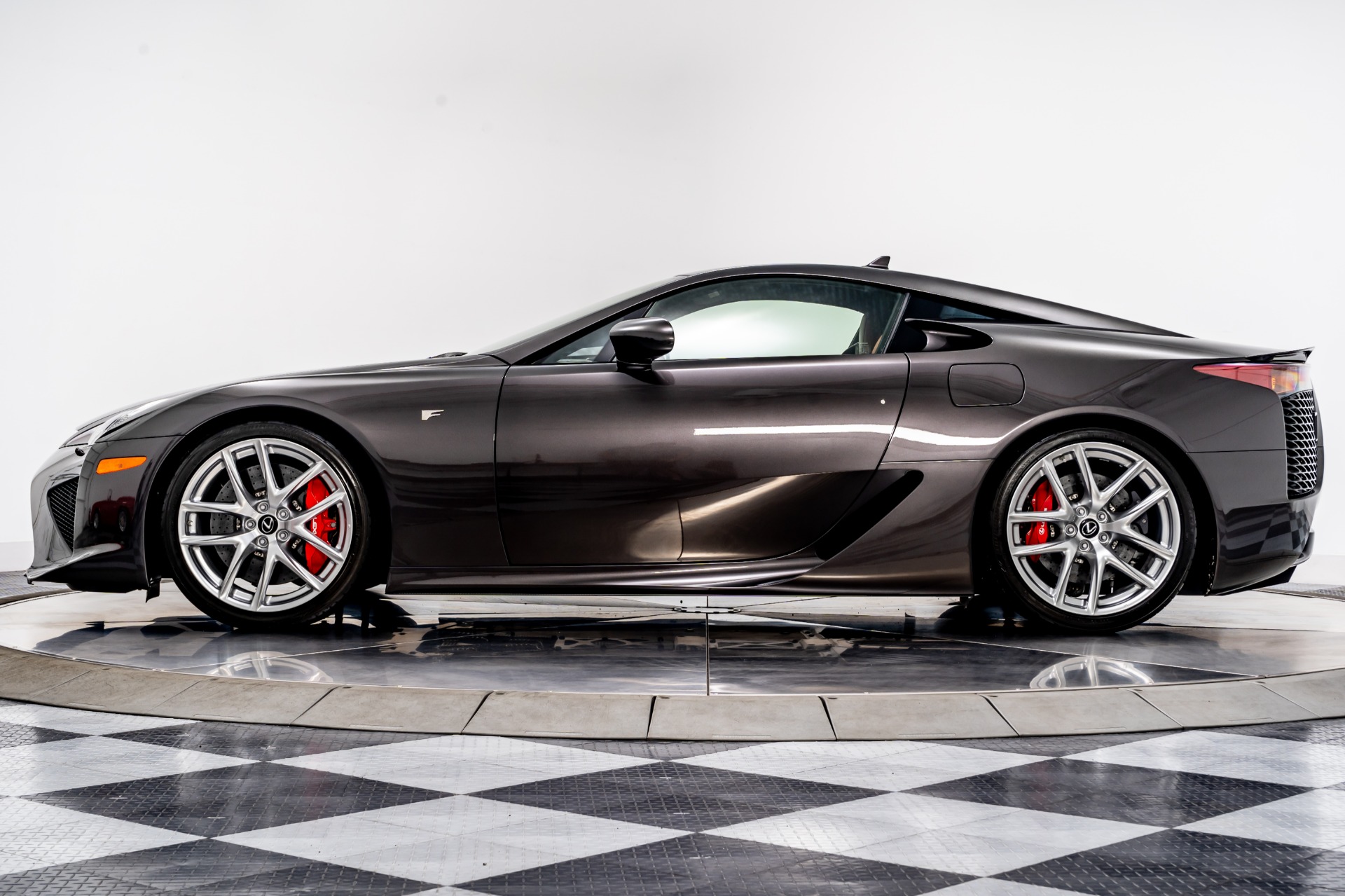 Eladták a világ egyik legkülönlegesebb Lexus LFA-ját, mindössze egyet gyártottak belőle