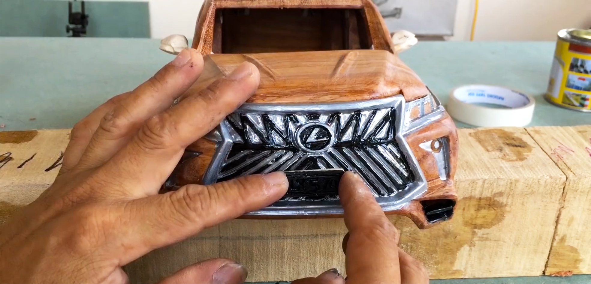 Fából vasparipa: így készül a faragott Toyota Land Cruiser és Lexus LX