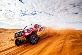 Óriásit autózott és másodikként zárta a Dakar nyolcadik napját Fernando Alonso