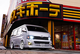 A futárok álma: Toyota Hiace versenyfurgon