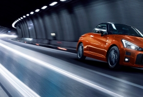 Nyitható tetejű sportkabrióval erősít a Toyota