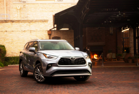 Helló Európa! Megérkezett az alapjaiban megújult Toyota Highlander