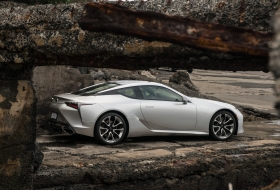Könnyebb léptű, nagyobb tudású lett a Lexus LC