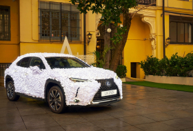 Közeleg a tavasz, itt a virágba borult Lexus UX