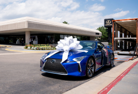 Átadták a kétmillió dollárért elárverezett Lexus LC500 kabriót