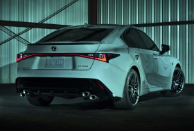 Exkluzív szériával nyit a legsportosabb Lexus