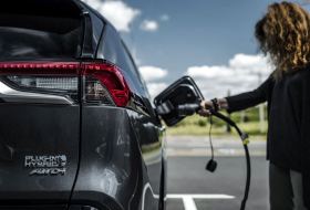 Érkeznek a 200 km hatótávolságú Toyota plug-in hibridek