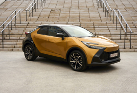 Új, konnektoros csúcsverziót kapott a Toyota C-HR