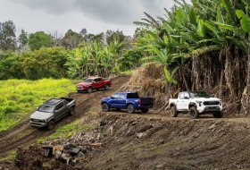 A Toyota vagány kalandgépe – turbós hibrid hajtással érkezett meg az új Tacoma