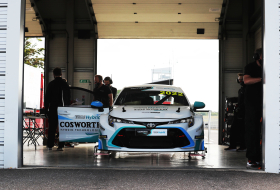 Toyota Corollából építettek egyedi hajtásrendszerű hibrid versenyautót