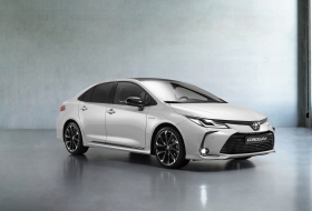Sportos ruhát ölt a Toyota Corolla szedán is 