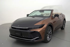 Újabb luxusautójából készített négyajtós kabriót a Toyota