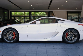 Íme, a világ legelhivatottabb Lexus LFA-gyűjtője