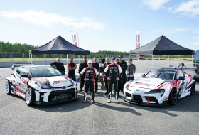 Remekül szórakozott a Toyota driftautóiban a gyári WRC csapat két pilótája