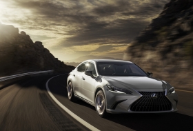 Megújította közepes méretű szedánját a Lexus