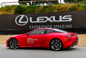 A motorsport egyik legendás versenypályáján gyakorolhatnak a Lexus-tulajdonosok 