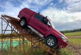 A híres autós vlogger megpróbált tönkretenni egy Toyota Hiluxot, de beletört a bicskája