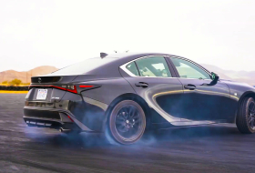 Gumiégetés profi módon az új Lexus IS-sel