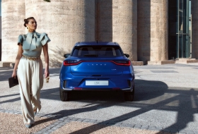 Megérkezett a valaha volt legkisebb Lexus, az LBX