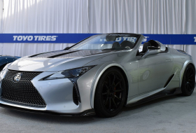 Ennél vagányabb nyitott Lexus még nem létezett