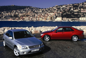 Huszonöt éve érkezett meg Európába a Lexus, amelyről egy lámpatípust is elneveztek