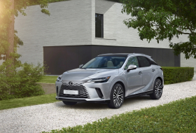A vártnál is erősebb és takarékosabb a Lexus plug-in zászlóshajója