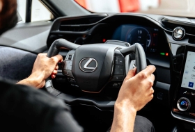 Így működik a Lexus ökörszarvkormánya
