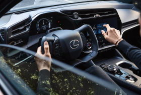 Késhet a Lexus RZ űrhajókormánya 