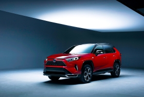 Plug-in hibrid hajtásláncot kap a RAV4