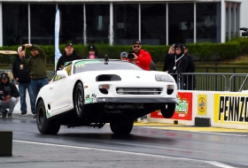 Real Street Performance Toyota Supra: 0-100-as gyorsulás vonóhoroggal egy másodperc alatt