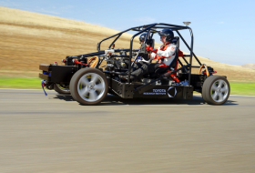 Autóversenyzőnek képezi ki mesterséges intelligenciáját a Toyota