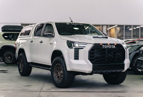 Menő Tundra-arcot kapott az öregedő Toyota Hilux, elképesztő a hasonlóság