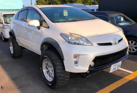Ez a Toyota Prius úgy néz ki, mintha a Dakar-ralira építették volna